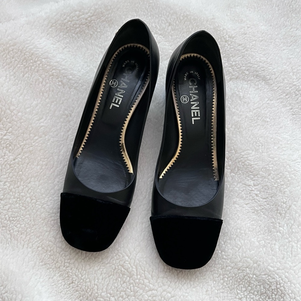 Auth Chanel Classic Black Leather Velvet Cap Toe CC Logo Pumps - Size 38